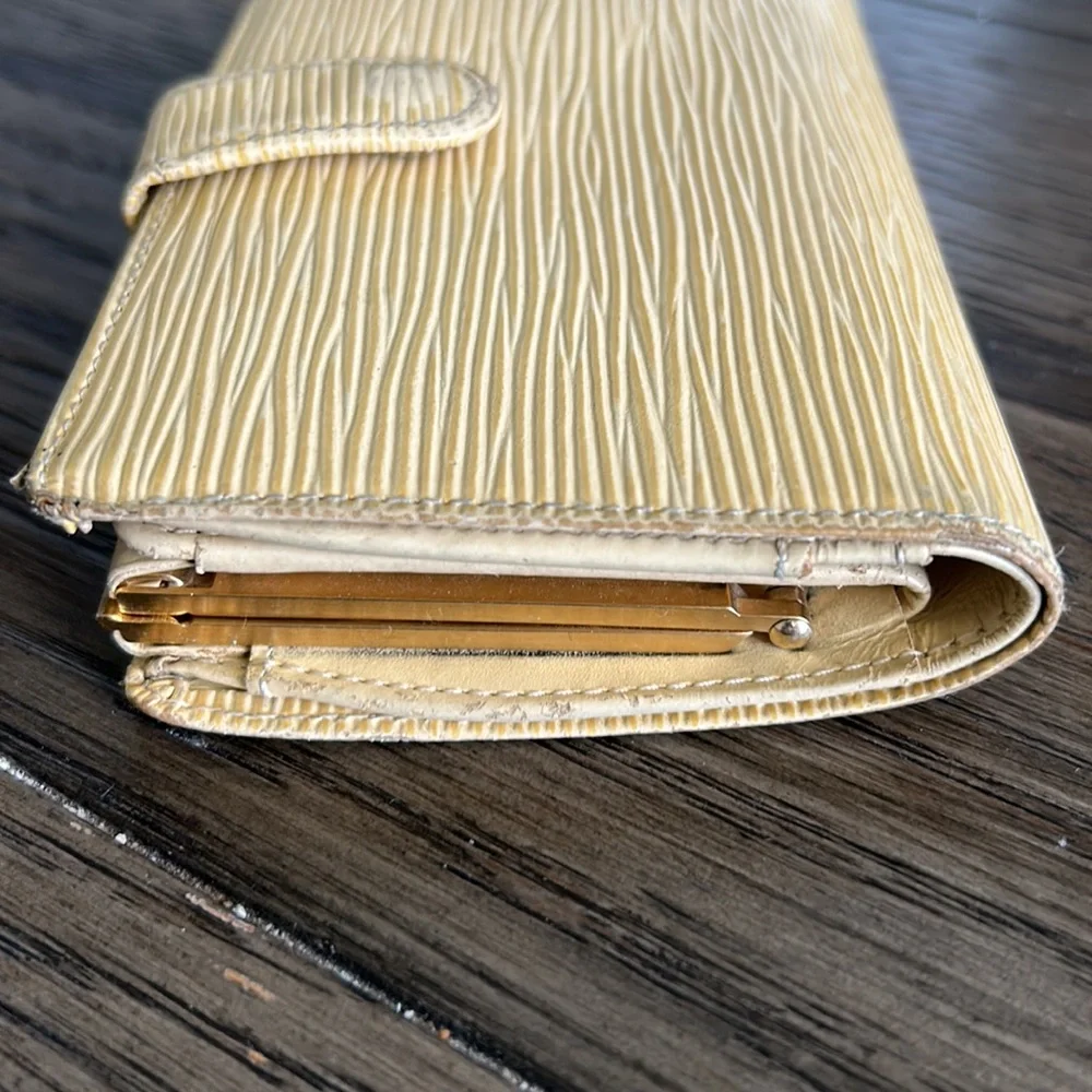 Louis Vuitton Kisslock Epi Wallet